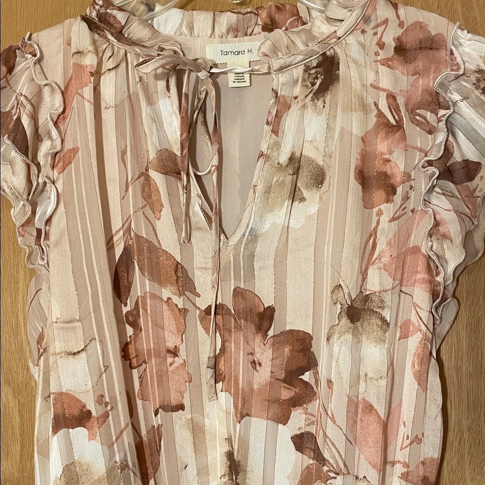 Elegant Floral Ruffle Blouse - Picture 2 of 9